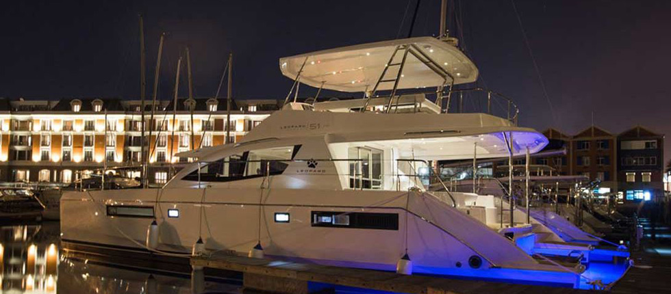 Charter Luxus Power Katamaran Motoryacht Sanyati Phuket