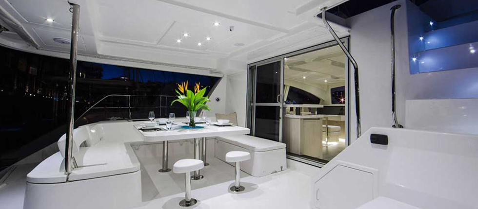 Charter Luxus Power Katamaran Motoryacht Sanyati Phuket