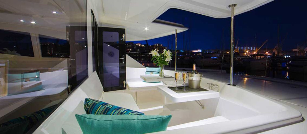 Charter Luxus Power Katamaran Motoryacht Sanyati Phuket