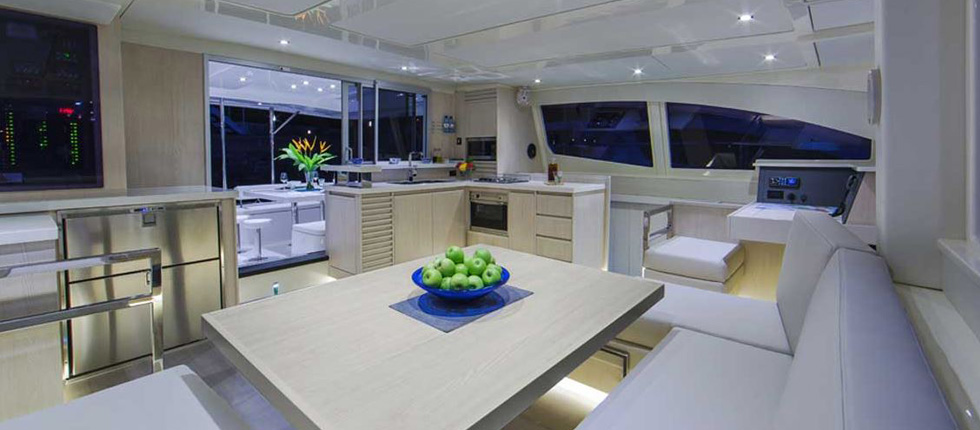 Charter Luxus Power Katamaran Motoryacht Sanyati Phuket