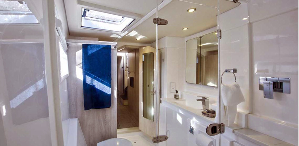 Charter Luxus Power Katamaran Motoryacht Sanyati Phuket