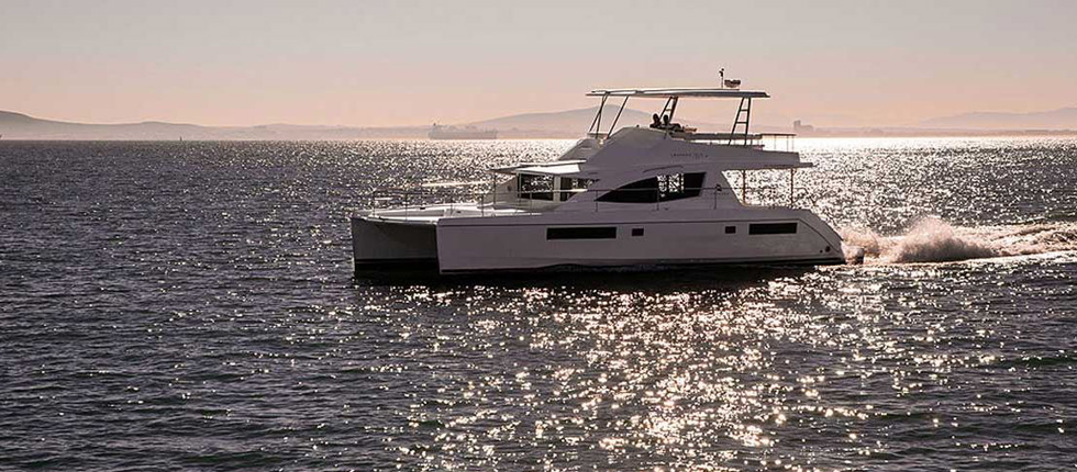 Charter Luxus Power Katamaran Motoryacht Sanyati Phuket